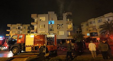 Mersin'de ev yangını; 2 kişi dumandan etkilendi