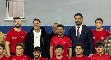 Mesut Özil'den güreş milli takım kampına ziyaret Fotoğraf eklendi