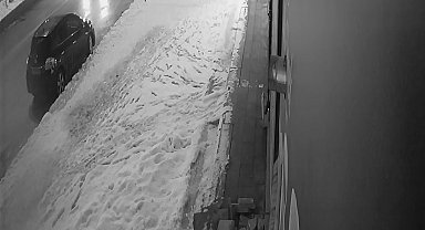 Minibüs ile hafif ticari araç çarpıştığı kaza kamerada; 2 yaralı