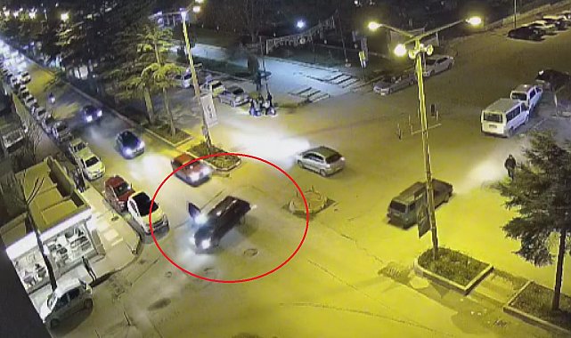 Motosikletin otomobile çarptığı kaza kamerada