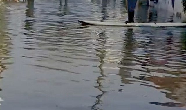 Muğla'da göle dönen yolda kano ile ilerledi