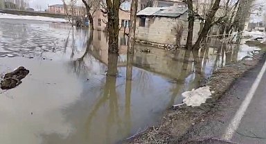 Muş'ta sağanak nedeniyle ev ve ahırları su bastı