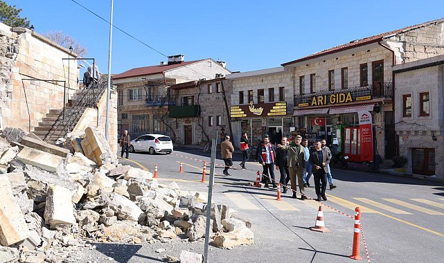 Nevşehir'de tarihi caminin istinat duvarı çöktü; o anlar kamerada