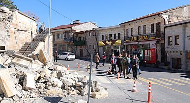 Nevşehir'de tarihi caminin istinat duvarı çöktü; o anlar kamerada