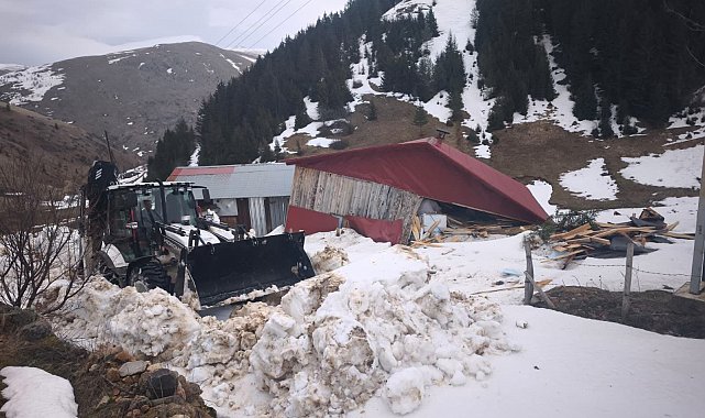 Ordu'da 2 bin 100 rakımlı obada evin üzerine çığ düştü