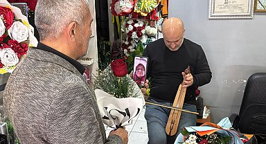Ordulu çiçekçi, 14 Şubat'ta 65 yaş üstüne hem ücretsiz gül veriyor hem kemençe çalıyor