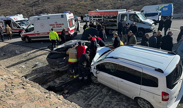 Otomobil ile hafif ticari araç çarpıştı: 2 ölü, 2 yaralı