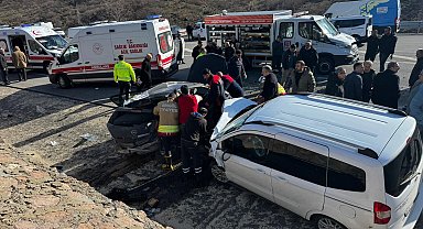 Otomobil ile hafif ticari araç çarpıştı: 2 ölü, 2 yaralı
