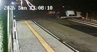 Otomobil ile kamyonetin çarpıştığı kaza kamerada: 2 yaralı