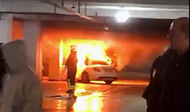 Otomobil otoparkta alev aldı
