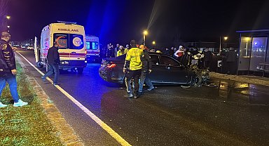 Otomobilin çarptığı özel halk otobüsü devrildi: 5 yaralı