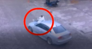 Otomobilin kaputunda yolcu taşıyan sürücüye ceza; o anlar kamerada