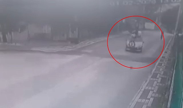 Otomobille çarpışan elektrikli bisiklet sürücüsünün yaralandığı kaza kamerada