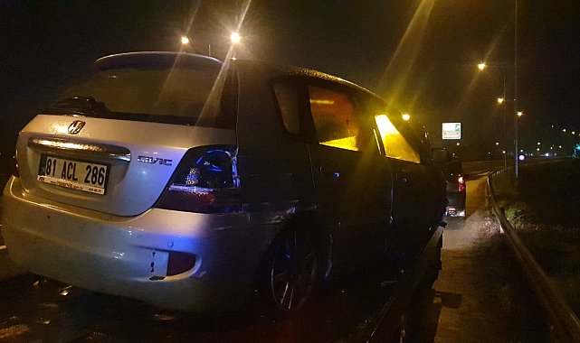 Otoyolda bariyerlere çarpan otomobilin sürücüsü yaralandı