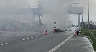 Otoyolda gişelere çarpıp alev alan otomobilin sürücüsü öldü