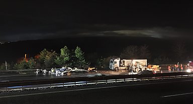 Otoyolda kamyon ile TIR'ın çarpıştığı kaza nedeniyle ulaşım aksadı: 1 yaralı