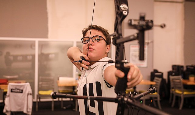 Oyuncak ok ve yay ile başladı, iki kez dünya ikincisi oldu