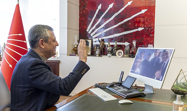 Özgür Özel, Adana'da Atatürk büstünü fırtınadan koruyan öğrencilerle görüştü