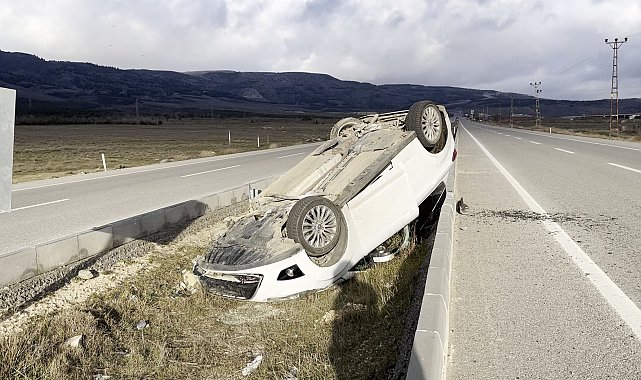 Refüje çarpan otomobil, takla attı; 5 yaralı