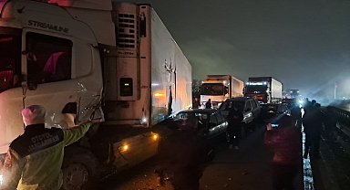 Sakarya'da Anadolu Otoyolunda 17 aracın karıştığı kazada 7 yaralı; Ankara yönü ulaşıma kapandı