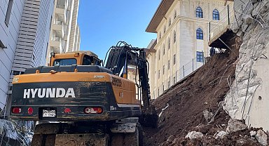 Şanlıurfa'da istinat duvarı çöktü; 4 daire hasar gördü