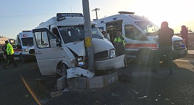 Şanlıurfa'da tarım işçilerini taşıyan minibüs direğe çarptı: 15 yaralı