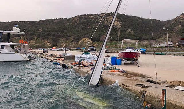 Saros'ta fırtınada dev dalgalar oluştu