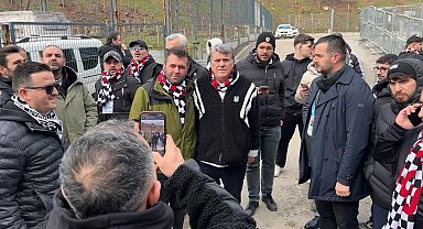 Serdal Adalı, Kocaeli deplasmanında taraftarlarla tribüne girdi