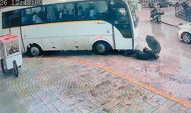 Servis minibüsünün çarpıp sürüklediği kadın yara almadan kurtuldu