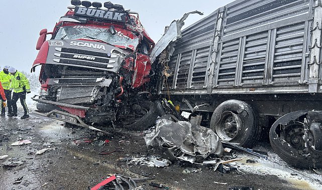 Sivas'ta 2 TIR çarpıştı: 1 ölü, 2 yaralı