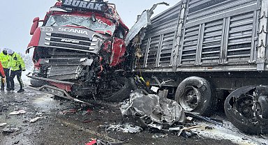 Sivas'ta 2 TIR çarpıştı: 1 ölü, 2 yaralı