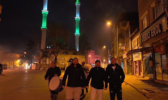 Sokak sokak gezip, ilahi söyleyerek sahura kaldırdılar