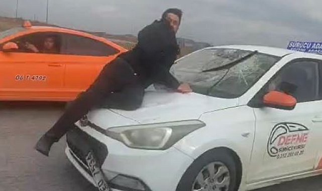 Sürücü kurusu eğitmeni, tartıştığı kişiyi kaput üzerinde 20 kilometre sürükledi