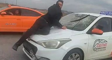 Sürücü kurusu eğitmeni, tartıştığı kişiyi kaput üzerinde 20 kilometre sürükledi