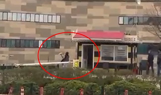Taksiye binemeyen kadın, durak camlarını kırdı: O anlar kamerada