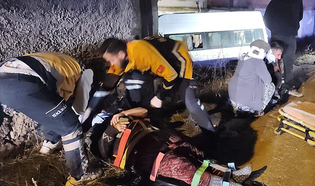 Tarım işçilerini taşıyan minibüs, bahçe duvara çarptı: 2'si ağır, 14 yaralı