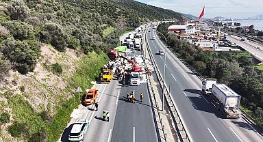 TEM'de lastiği patlayan TIR'a çarpan TIR devrildi: İstanbul yönü ulaşıma kapandı