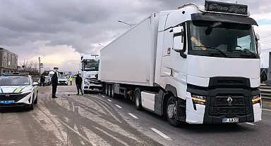 TIR'a çarpan tankerin sürücüsü yaralandı