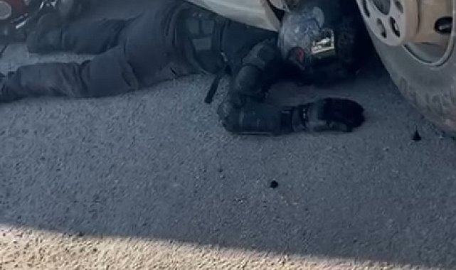 TIR'ın altında sıkışan motosikletin sürücüsünü kaskı ve koruyucu kıyafetleri kurtardı