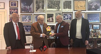 TMOK Anma ve Onurlandırma Komisyonu'ndan güreşin efsanesi Ahmet Ayık'a onur ödülü