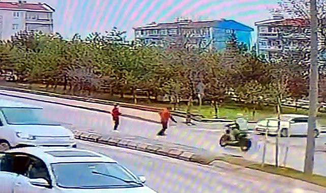 Torunuyla yolun karşısına geçerken motosiklet çarptı; kaza kamerada