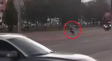 Trafikte motosikletiyle tehlikeli hareketler yapan sürücüye 71 bin TL ceza; o anlar kamerada