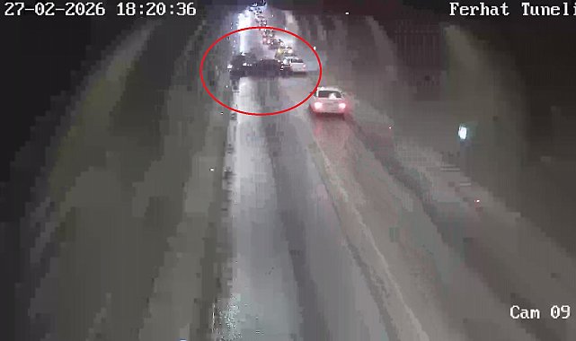 Tünelde iki otomobilin kafa kafaya çarpıştığı kaza kamerada