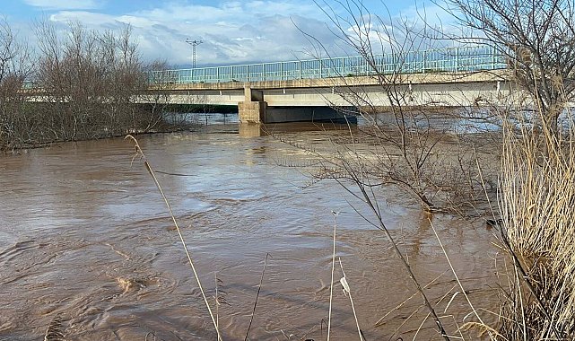 Turgutlu'da sağanak nedeniyle Gediz Nehri taştı, yollar kapandı, metruk ev yıkıldı
