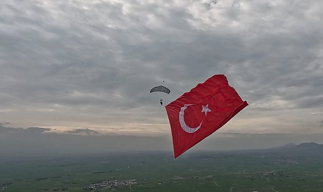 Türk bayrağıyla serbest paraşüt atlayışında Türkiye rekoru