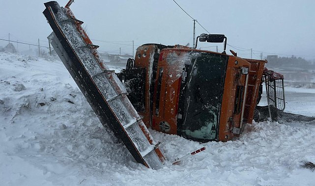 Tuzlama aracı kayarak yoldan çıktı