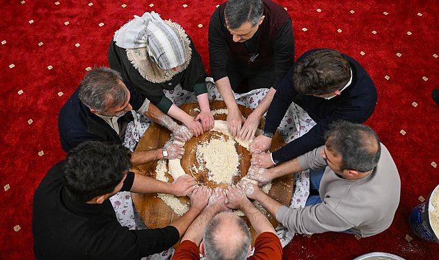 Vali Çiftçi, kış gecelerinin vazgeçilmezi tel helva yaptı