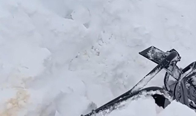 Verici istasyonundaki arızaya giden ekibin üzerine çığ düştü