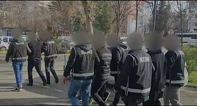 Yapay zeka kullanıp kendilerini MİT personeli olarak tanıtarak dolandıran 2 şüpheli tutuklandı