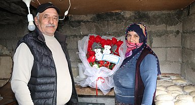 Yarım asırlık eşe tandırda ekmek pişirirken Sevgililer Günü sürprizi
